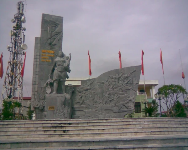 Đan Phượng: Nét Đẹp Văn Hóa và Ý Nghĩa Sâu Sắc Người phụ nữ trong trang phục truyền thống, có thể liên quan đến biểu tượng Đan Phượng