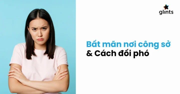 Người trẻ nhìn vào điện thoại với vẻ mặt bất mãn