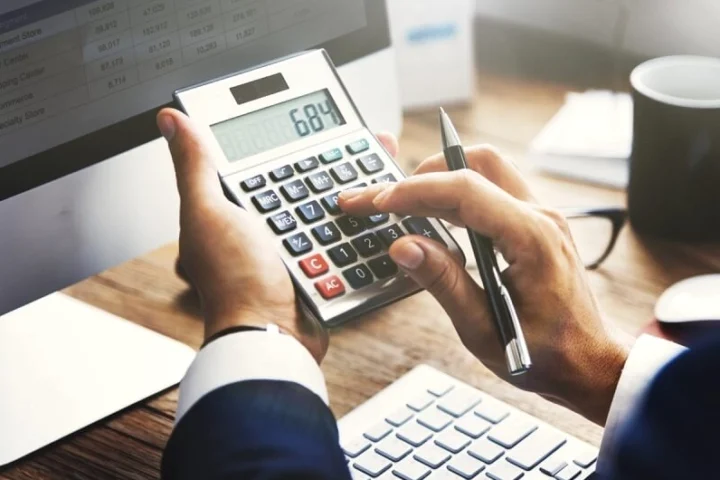 Nhân viên kế toán thực hiện đối chiếu số liệu