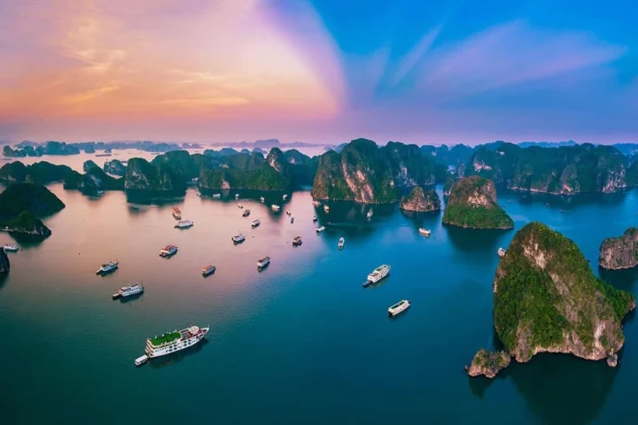 Vịnh Hạ Long Tỉnh Nào? Khám Phá Vẻ Đẹp Thiên Nhiên Việt Nam Những dãy núi đá vôi kỳ vĩ tại Vịnh Hạ Long