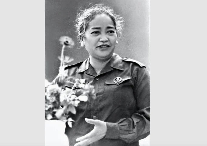Ai là nữ chiến sĩ Việt Nam đầu tiên được phong cấp tướng? Nữ tướng Nguyễn Thị Định trong một sự kiện lịch sử