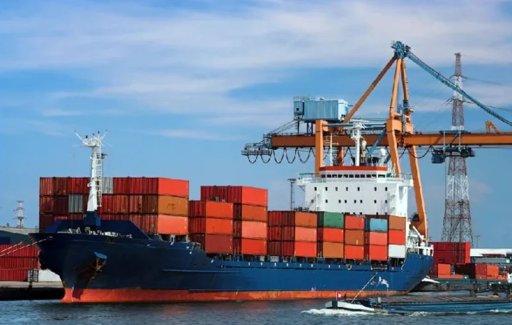 Nước ta có điều kiện thuận lợi để phát triển giao thông vận tải đường biển chủ yếu do?