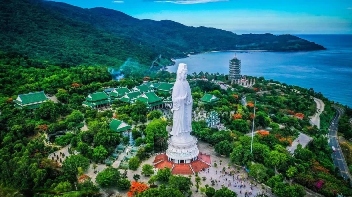 Khám Phá Điểm Du Lịch Bán Đảo Sơn Trà: Viên Ngọc Xanh Đà Nẵng Pho tượng Tiên Ông đánh cờ tại Đỉnh Bàn Cờ Sơn Trà