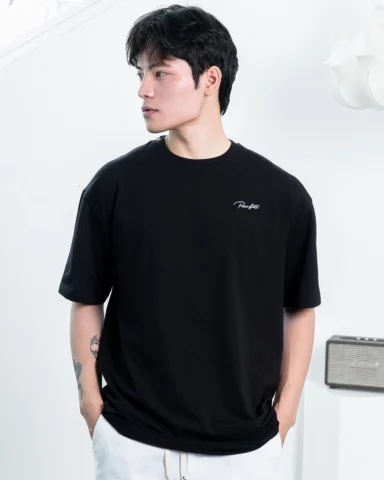 Phối áo phông đen với quần jeans và phụ kiện