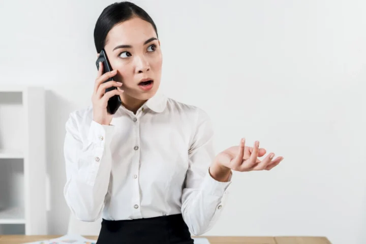Phụ nữ trẻ bất mãn khi nói chuyện điện thoại