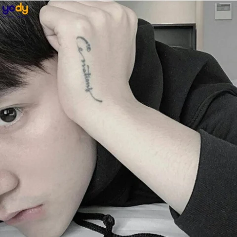Sơn Tùng M-TP khoe hình xăm trên cánh tay