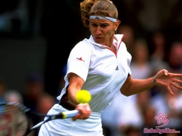 Steffi Graf với nụ cười rạng rỡ trên sân đấu