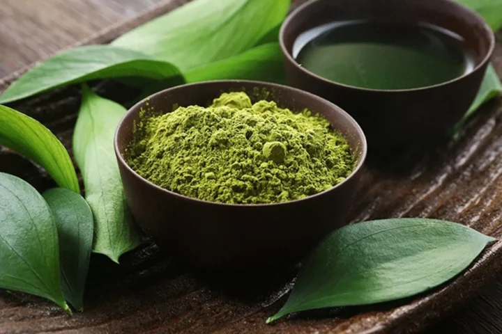 Tách matcha nóng được trang trí đẹp mắt