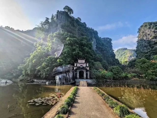 Tam Cốc Ninh Bình: Khám Phá Vẻ Đẹp "Vịnh Hạ Long Trên Cạn" 2026