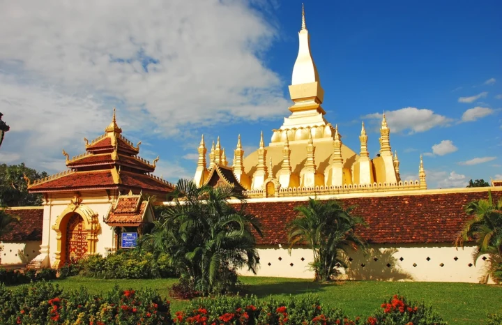 Thạt Luổng với lá cờ Lào tung bay