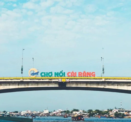 Thưởng thức bữa sáng trên thuyền tại chợ nổi Cái Răng