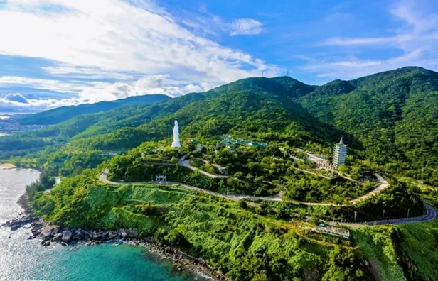 Khám Phá Điểm Du Lịch Bán Đảo Sơn Trà: Viên Ngọc Xanh Đà Nẵng Toàn cảnh Bán đảo Sơn Trà nhìn từ trên cao