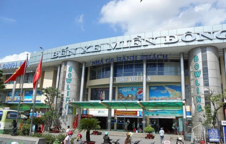 Bến Xe Miền Đông Cũ: Lịch Sử và Tương Lai Sau Năm 2026 Toàn cảnh Bến xe Miền Đông cũ nhộn nhịp