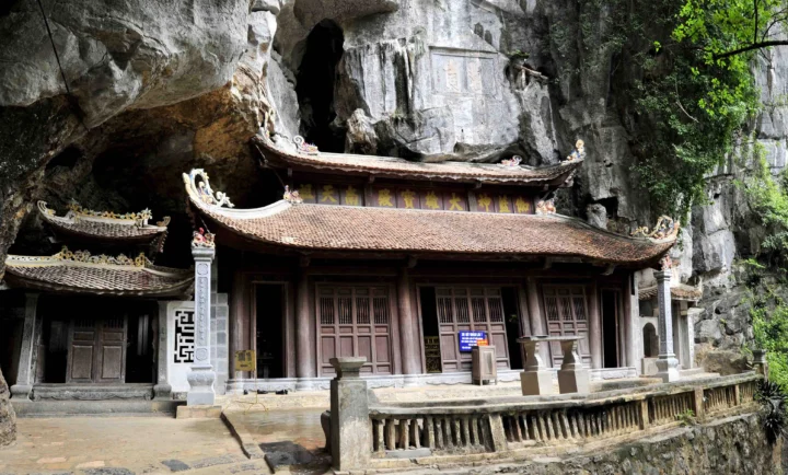 Khám Phá Chùa Bích Động Ninh Bình: Điểm Hẹn Tâm Linh 2026 Toàn cảnh chùa Bích Động nhìn từ trên cao