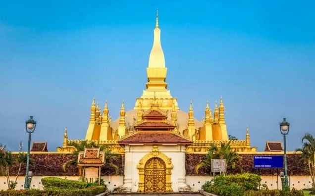 Toàn cảnh Chùa Thạt Luổng tráng lệ