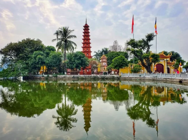 Chùa Trấn Quốc Nằm Ở Đâu Tại Việt Nam? Khám Phá Ngôi Chùa Cổ Kính Toàn cảnh chùa Trấn Quốc nhìn từ xa trên Hồ Tây