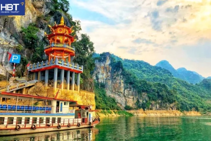 Chúa Thác Bờ: Khám Phá Điểm Du Lịch Tâm Linh Nổi Tiếng Hòa Bình Toàn cảnh Đền Chúa Thác Bờ nhìn từ sông Đà