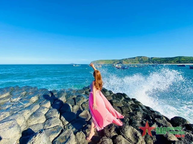 Toàn cảnh Ghềnh Đá Đĩa với những khối đá hình trụ xếp chồng lên nhau