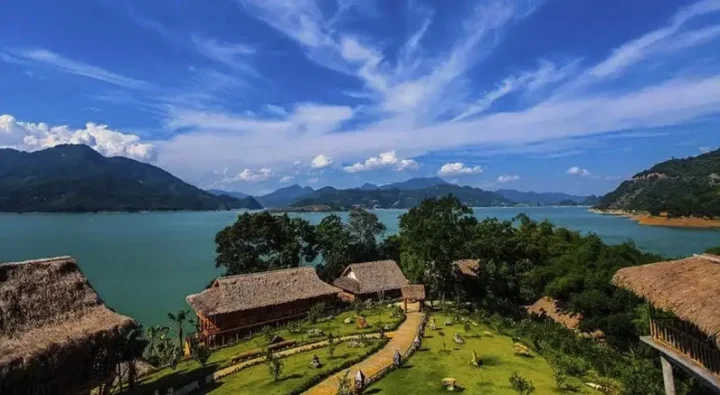 Toàn cảnh hồ Hòa Bình thơ mộng