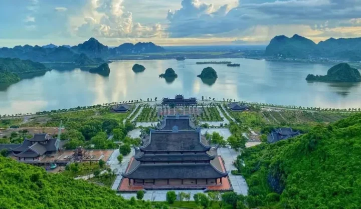 Khám phá Điểm Tham Quan Tại Khu Du Lịch Tam Chúc Toàn cảnh khu du lịch Tam Chúc nhìn từ trên cao