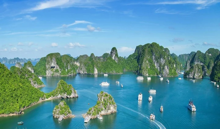 Toàn cảnh Vịnh Hạ Long hùng vĩ