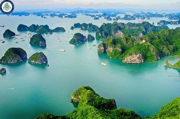 Toàn cảnh Vịnh Hạ Long với hàng ngàn đảo đá vôi hùng vĩ