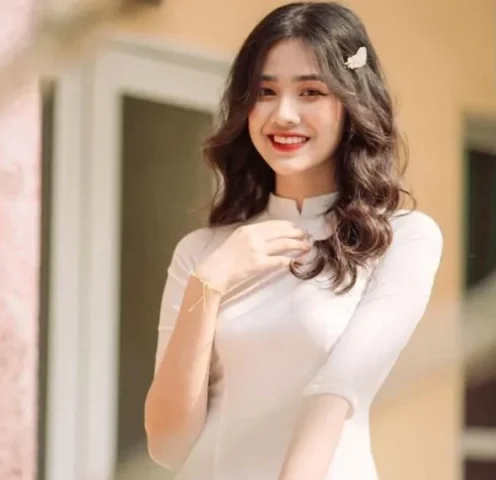 Bí Quyết Chọn Tóc Chụp Kỷ Yếu Hoàn Hảo 2026 Tóc dài uốn xoăn nhẹ nhàng cho ảnh kỷ yếu