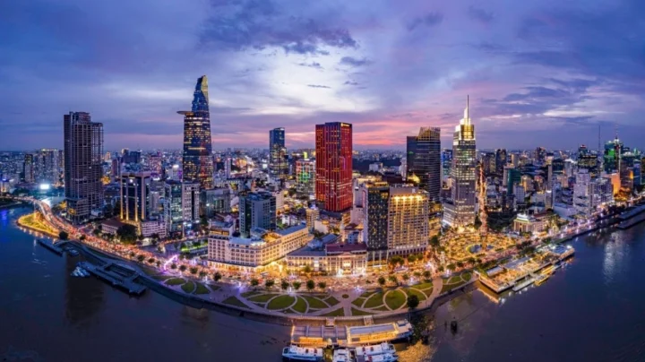 Trang phục truyền thống Việt Nam rực rỡ