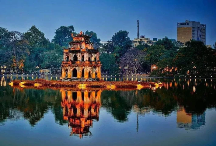 Tượng đài Lý Thái Tổ nhìn ra Hồ Gươm