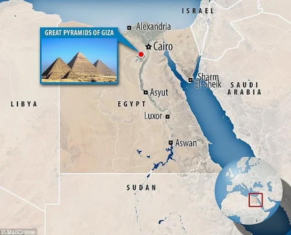 Tượng Nhân Sư Giza bên cạnh Kim Tự Tháp
