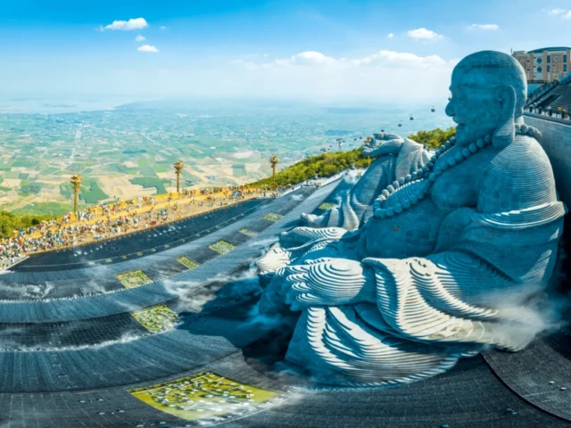 Tượng Phật Di Lặc nhìn từ xa trên núi Bà Đen