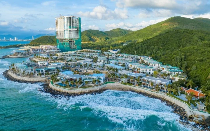Tượng Phật Trắng tại Chùa Long Sơn