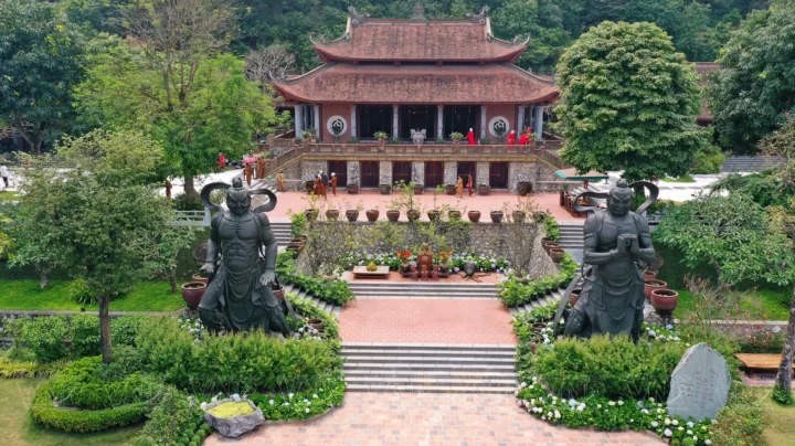 Tượng Phật uy nghiêm tại Chùa Phi Lai Địa Tạng