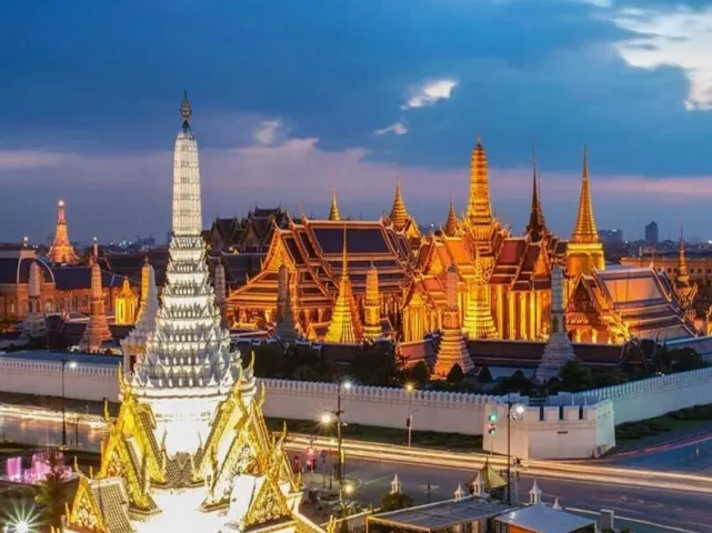 Khám Phá Biểu Tượng Thái Lan: Văn Hóa & Lịch Sử Sâu Sắc Tượng Thần Gà (Garuda) - Biểu tượng Hoàng gia Thái Lan