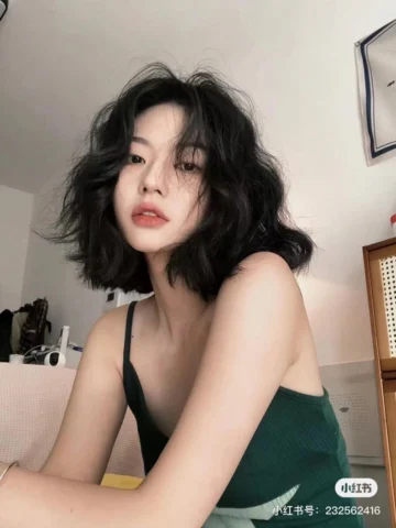Uốn tóc ngắn cho người mặt tròn